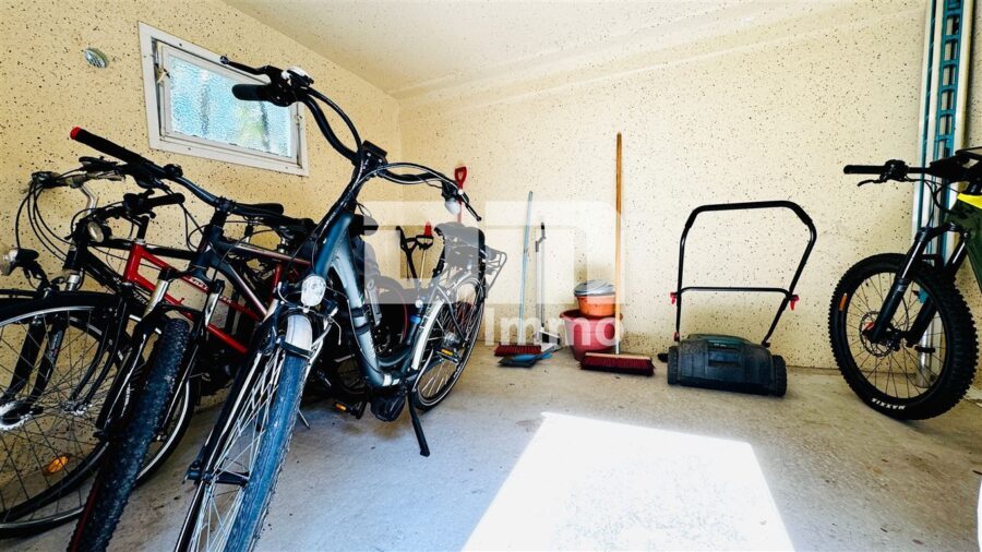 Gepflegte Etagenwohnung in hervorragender Wohnlage mit Carport und großem Balkon - Fahrradgarage Gemeinschaftseigentum